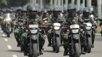 Prajurit TNI saat parade Pemberangkatan Patroli Skala Besar TNI-Polri di JIExpo, Kemayoran, Jakarta Pusat, Minggu (14/4). [Suara.com/Muhaimin A Untung}