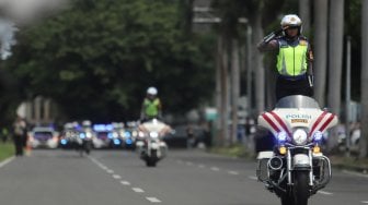 Sejumlah polisi Srikandi melakukan aksi saat Pemberangkatan Patroli Skala Besar TNI-Polri di JIExpo, Kemayoran, Jakarta Pusat, Minggu (14/4). [Suara.com/Muhaimin A Untung}