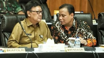 Mendagri Tjahjo Kumolo bersama Ketua Bawaslu RI Abhan saat mengikuti rapat koordinasi kesiapan akhir pengamanan tahapan pemungutan dan perhitungan suara Pileg dan Pilpres Tahun 2019 di Jakarta, Senin (15/4). [Suara.com/Muhaimin A Untung]