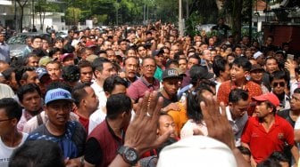 Ribuan WNI mengantre untuk menggunakan hak suaranya di Tempat Pemungutan Suara (TPS) di Wisma Duta, Kuala Lumpur, Malaysia, Minggu (14/4). ANTARA FOTO/Rafiuddin Abdul Rahman