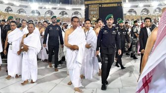 Presiden Joko Widodo dan Ibu Negara Iriana Joko Widodo bersama kedua putranya Gibran Rakabuming Raka dan Kaesang Pangarep menunaikan ibadah umrah, Senin (15/4). [Biro Pers Sekretariat Presiden/Laily Rachev]