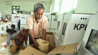 Petugas mengecek kotak suara berisi logistik di Kecamatan Menteng, Jakarta, Senin (15/4). [Suara.com/Muhaimin A Untung]