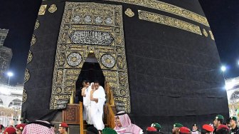 Presiden Joko Widodo dan Ibu Negara Iriana Joko Widodo bersama kedua putranya Gibran Rakabuming Raka dan Kaesang Pangarep menunaikan ibadah umrah, Senin (15/4). [Biro Pers Sekretariat Presiden/Laily Rachev]