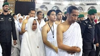 Presiden Joko Widodo dan Ibu Negara Iriana Joko Widodo bersama kedua putranya Gibran Rakabuming Raka dan Kaesang Pangarep menunaikan ibadah umrah, Senin (15/4). [Biro Pers Sekretariat Presiden/Laily Rachev]