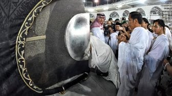 Presiden Joko Widodo dan Ibu Negara Iriana Joko Widodo bersama kedua putranya Gibran Rakabuming Raka dan Kaesang Pangarep menunaikan ibadah umrah, Senin (15/4). [Biro Pers Sekretariat Presiden/Laily Rachev]