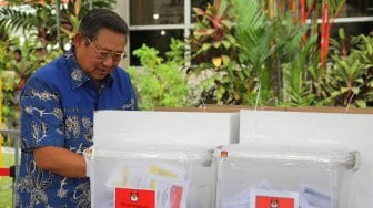 Mantan presiden Susilo Bambang Yudhoyono (SBY) menggunakan hak suaranya dalam Pemilu serentak 2019, di salah satu TPS, di Singapura, Kamis (14/4). ANTARA FOTO/Anung