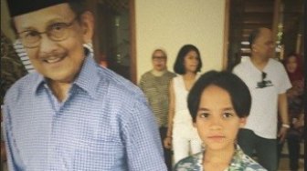 4 Momen Akrab BJ Habibie dan Putra Bunga Citra Lestari, Bak Cucu Sendiri