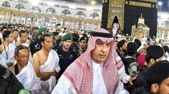 Presiden Joko Widodo dan Ibu Negara Iriana Joko Widodo bersama kedua putranya Gibran Rakabuming Raka dan Kaesang Pangarep menunaikan ibadah umrah, Senin (15/4). [Biro Pers Sekretariat Presiden/Laily Rachev]