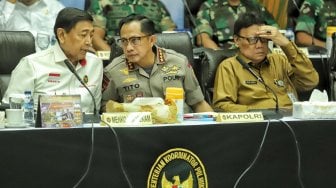 Menko Polhukam Wiranto bersama Kapolri Jenderal Tito Karnavian saat mengikuti rapat koordinasi kesiapan akhir pengamanan tahapan pemungutan dan perhitungan suara Pileg dan Pilpres Tahun 2019 di Jakarta, Senin (15/4). [Suara.com/Muhaimin A Untung]