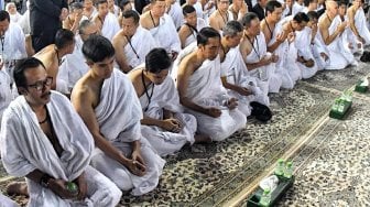 Presiden Joko Widodo dan Ibu Negara Iriana Joko Widodo bersama kedua putranya Gibran Rakabuming Raka dan Kaesang Pangarep menunaikan ibadah umrah, Senin (15/4). [Biro Pers Sekretariat Presiden/Laily Rachev]