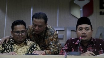 Ketua Badan Pengawas Pemilu (Bawaslu), Abhan (tengah) didampingi komisioner Bawaslu memberikan keterangan pers di Kantor Bawaslu, Jakarta, Selasa (16/4). [Suara.com/Oke Atmaja]