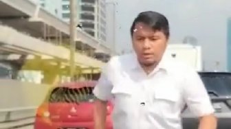 Polisi Tahan Pengemudi Arogan yang Injak-injak Mobil di Tol Pancoran