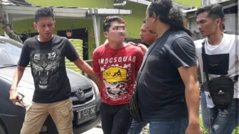 Teror Warga Pakai Pistol Mainan, Pelarian Polisi Gadungan Berakhir di Atap