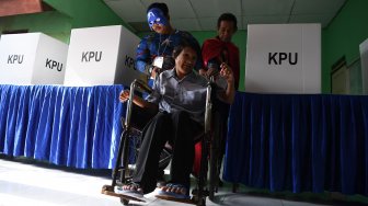 Petugas KPPS berkostum superhero Avengers melayani warga saat akan memberikan hak suaranya di TPS 5 Pondok Benowo Indah yang bertema super hero di Surabaya, Jawa Timur, Rabu (17/4). [ANTARA FOTO/Zabur Karuru]
