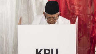 Calon Wakil Presiden Nomor Urut 01 Ma'ruf Amin (kanan) menggunakan hak pilihnya dalam Pemilu 2019, di TPS 051, Koja, Jakarta, Rabu (17/4). [ANTARA FOTO/Aprillio Akbar]