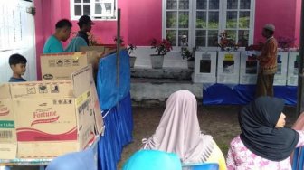 Kekurangan Logistik, TPS Ini Pakai Kardus Bekas untuk Bilik Suara