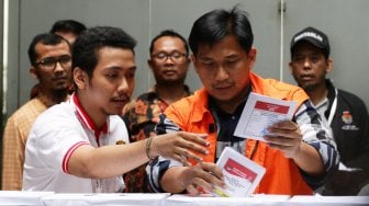 Tahanan KPK menggunakan hak pilihnya di TPS 012 Guntur, Jakarta, Rabu (17/4). [ANTARA FOTO/Rivan Awal Lingga]
