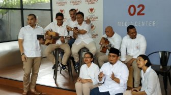 Habis Nyoblos Nunggu Prabowo, Sandiaga dan BPN Nyanyi dan Ngelawak