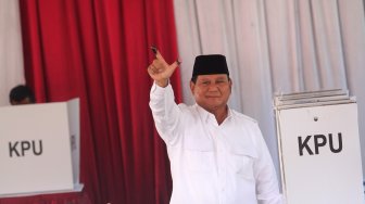 Calon Presiden nomor urut 02, Prabowo Subianto menggunakan hak suaranya di TPS 041, Kampung Curug, Desa Bojong Koneng, Babakan Madang, Kabupaten Bogor, Jawa Barat, Rabu (17/4).[Suara.com/Arief Hermawan P]

