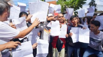 Sudah Punya Form A5, Puluhan Pemilih di Kuta Protes Belum Bisa Nyoblos 