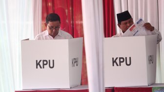 Calon Presiden nomor urut 02, Prabowo Subianto menggunakan hak suaranya di TPS 041, Kampung Curug, Desa Bojong Koneng, Babakan Madang, Kabupaten Bogor, Jawa Barat, Rabu (17/4).[Suara.com/Arief Hermawan P]