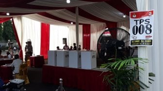 LIVE: Suasana  TPS  Jokowi  di  Gambir