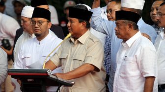 Capres nomor urut 02 Prabowo Subianto saat memberikan keterangan pers di rumah Kertanegara, Jakarta, Rabu (17/4). [Suara.com/Arief Hermawan P]