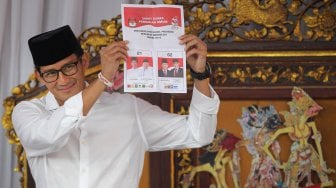 Salam Dua Jari Usai Mencoblos, Sandiaga: Saya Bahagia dan Plong