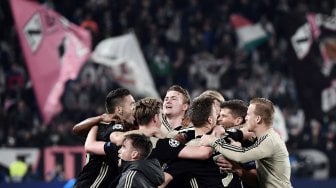 Para pemain Ajax Asterdam merayakan kemenangan setelah mengalahkan Juventus selama pertandingan leg kedua perempat final Liga Champions antara Juventus melawan Ajax Amsterdam di Allianz Stadium, Turin, Italia, Rabu (17/4) dini hari WIB.  [Marco Bertorello / AFP]