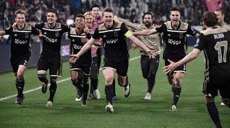 Para pemain Ajax Asterdam merayakan kemenangan setelah mengalahkan Juventus selama pertandingan leg kedua perempat final Liga Champions antara Juventus melawan Ajax Amsterdam di Allianz Stadium, Turin, Italia, Rabu (17/4) dini hari WIB.  [Marco Bertorello / AFP]