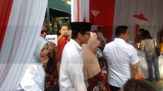 Sandiaga Jalan Kaki ke TPS Diiringi Solawat dan Ngobrol Film Sexy Killers