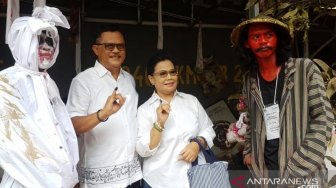 Mantan Kapolri Nyoblos di TPS Horor, Sempat Foto Bareng Pocong