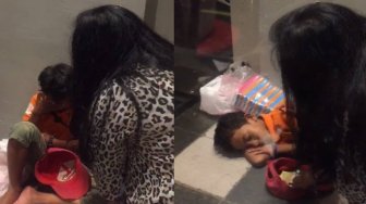 Kelelahan Berjualan Tissue, Anak Ini Tertidur Pulas di Depan Gerai Pizza