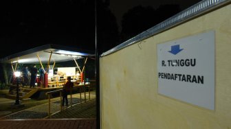 Anggota KPPS mengecek surat suara saat sesi penghitungan suara Pemilu serentak 2019 yang berlangsung hingga malam hari di TPS 77 Pondok Jaya, Cipayung, Depok, Jawa Barat, Rabu (17/4/2019). ANTARA FOTO/Andika Wahyu