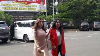 Dewi Perssik Ngacir Usai Diperiksa Polisi