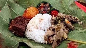 Berburu Kuliner Legendaris 4 Nasi Jamblang Khas Cirebon