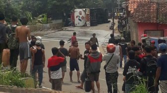 Truk Tangki BBM Pertamina Terguling di Bogor