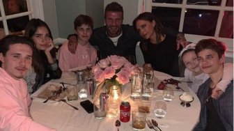 Rayakan Ulang Tahun ke-45, Victoria Beckham Dimanja Anak-Anak dan Suami