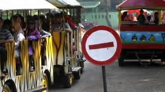 Warga memanfaatkan hari libur Paskah dengan mengunjungi lokasi wisata Kebun Binatang Ragunan di Jakarta, Jumat (19/2). [Suara.com/Arief Hermawan P]