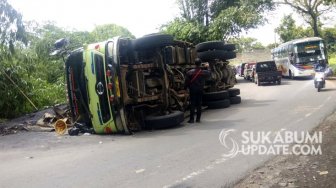 Truk Muatan Batubara Terguling, Pengendara Motor Tewas Tertimbun