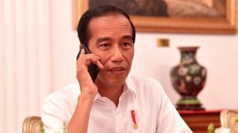 Pastikan Papua Barat Aman, Jokowi Telepon Gubernur Dominggus Mandacan