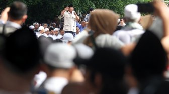 Capres nomor urut 02 Prabowo Subianto berorasi di depan pendukungnya di jalan Kertanegara, Jakarta, Jumat (19/4). [Suara.com/Arief Hermawan P]