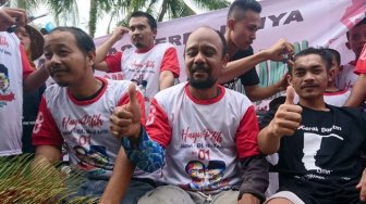 Syukuri Kemenangan Jokowi, Warga Kadaung Saweran dan Cukur Gundul