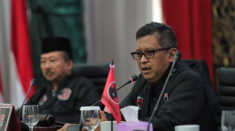 Sekjen Partai PDI Perjuangan Hasto Kristiyanto bersama jajaran DPP PDI Perjuangan memberi keterangan kepada awak media di kantor DPP PDI Perjuangan, Jakarta, Jumat (19/4). [Suara.com/Muhaimin A Untung]
