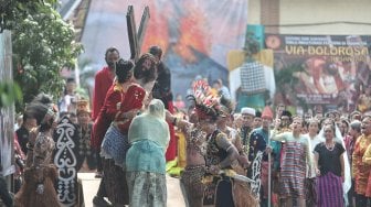 Jemaat Gereja Santo Fransiskus Asasi melaksanakan Prosesi Jalan Salib (Via Dolorosa) di Tebet, Jakarta Selatan, Jumat (19/4). [Suara.com/Muhaimin A Untung]