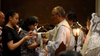 Umat Katolik mengikuti jalannya Misa Kamis Putih di Gereja Katedral, Jakarta, Kamis (18/4). [ANTARA FOTO/M Risyal Hidayat]