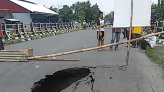 Jembatan Utama di Jalur Utama Penghubung Surabaya - Ngawi Ambrol