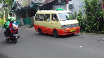 Naik Angkot dengan Lantai Keramik, Warganet Serasa di Rumah Sendiri