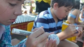 Sejumlah anak wisatawan mancanegara berlomba melukis telur Paskah di salah satu hotel kawasan Legian, Bali, Minggu (21/4). ANTARA FOTO/Fikri Yusuf