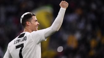 Kagumi Cristiano Ronaldo, Penyanyi Italia Ini Sembah dan Kecup Tangannya